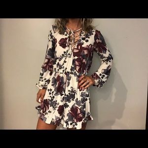 Floral Romper w Open Back 💜🤍